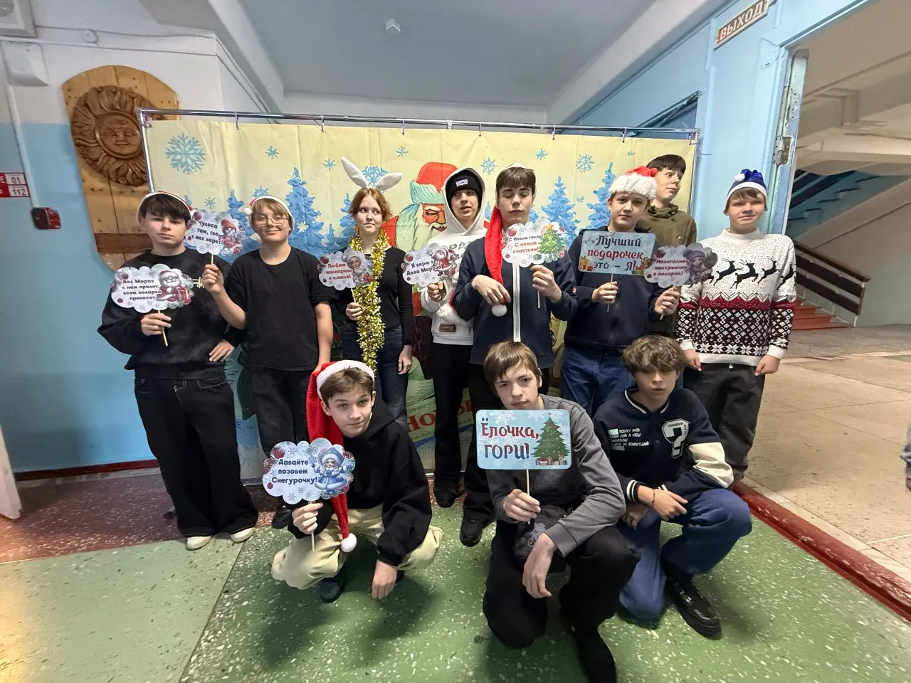 Сегодня в школе прошёл настоящий новогодний День здоровья!.